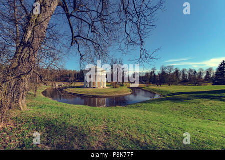Bella vista panoramica sul palazzo nel centro del lago in Pushkin giardino. Foto Stock