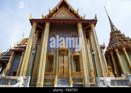 La scrittura su un elemento all'interno di Wat Phra Kaew a Bangkok, in Thailandia Foto Stock