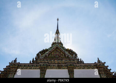 Ornati in dettaglio su un edificio entro il Wat Phra Kaew a Bangkok, in Thailandia Foto Stock