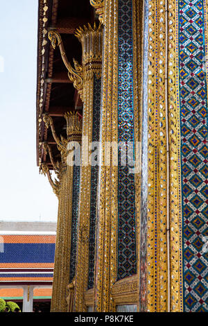 La scrittura su un elemento all'interno di Wat Phra Kaew a Bangkok, in Thailandia Foto Stock