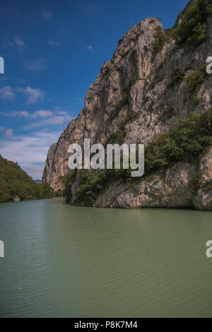 Vista della Gola del Furlo nella regione marche Foto Stock