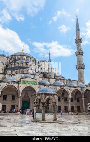 Istanbul, Turchia - 28 Giugno 2016: Sultan Ahmed moschea, uno dei più famosi punti di riferimento della città. Le persone normali sono in un cortile Foto Stock