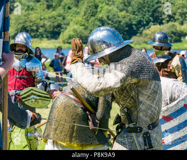 Fiera medievale, Linlithgow Palace, Scozia. Estate di divertimenti per tutta la famiglia. Si Intraversa storico i membri della società medievale in costume militare reinterpreta la battaglia Foto Stock