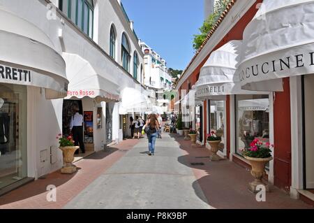 Capri, Italia - 18 Maggio 2013: Sulla strada per lo shopping Foto Stock