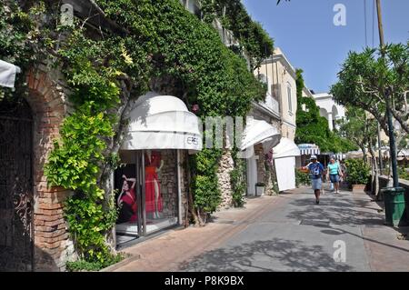 Capri, Italia - 18 Maggio 2013: la gente camminare sulla strada dello shopping Foto Stock