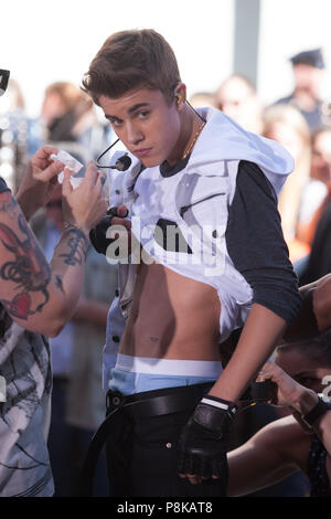 Justin Bieber esegue su NBC's "oggi" al Rockefeller Plaza Il 15 giugno 2012 a New York City. Foto Stock