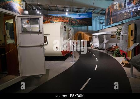 Display interno di retro e antichi veicoli ricreativi presso il National Museum di RV in Elkhart Indiana Foto Stock