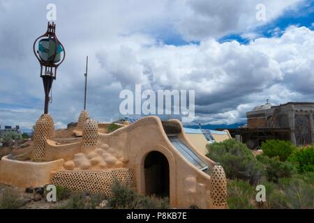 Organici alloggiamento sostenibile in una comunità earthship nella periferia di Taos New Mexico utilizzando materiali riciclati e sostenibile materiali di costruzione Foto Stock