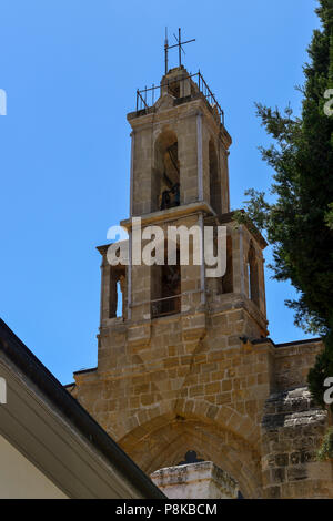 Torre campanaria della restaurata chiesa armena nella parte nord di Nicosia (Lefkosa), Repubblica Turca di Cipro del Nord Foto Stock