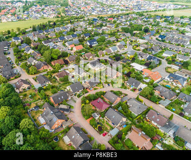 Tipico tedesco alloggiamento nuovo sviluppo nella piatta campagna della Germania del nord tra i campi e prati, fatta con drone Foto Stock