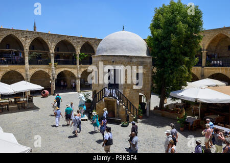 Il cortile e Mesjid centrale di Buyuk Han, un ex caravanserai, nella parte nord di Nicosia (Lefkosa), Repubblica Turca di Cipro del Nord Foto Stock