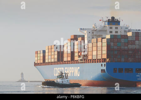 Vista di poppa della pila di contenitori di spedizione sul COSCO Container di spedizione Nave, CSCL autunno come lei lascia il porto di Los Angeles, Ca, Stati Uniti d'America. Foto Stock