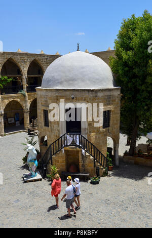 Il cortile e Mesjid centrale di Buyuk Han, un ex caravanserai, nella parte nord di Nicosia (Lefkosa), Repubblica Turca di Cipro del Nord Foto Stock