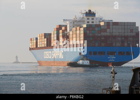 Stern View Of The Giant Cosco Shipping Container Ship, Cscl Spring, Lasciando Il Porto Di Los Angeles, Il Faro Angels Gate A Sinistra. Foto Stock