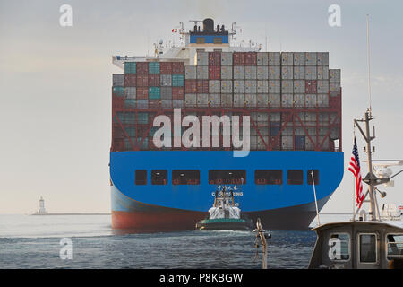 Vista posteriore della pila di contenitori di spedizione sul COSCO Container di spedizione Nave, CSCL autunno come lei lascia il porto di Los Angeles, California, USA. Foto Stock