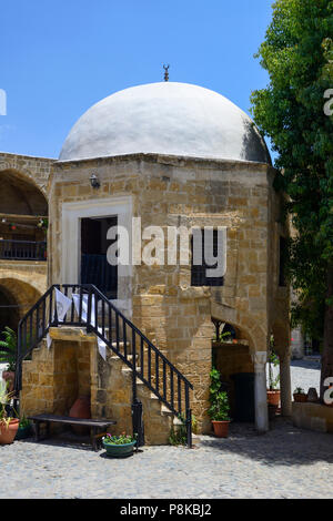 Il cortile e Mesjid centrale di Buyuk Han, un ex caravanserai, nella parte nord di Nicosia (Lefkosa), Repubblica Turca di Cipro del Nord Foto Stock