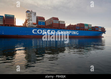 Foto ravvicinata della SPEDIZIONE COSCO, della nuova nave portacontainer Panamax, DELLA PRIMAVERA CSCL in partenza dal porto di Los Angeles, California, USA. A Dawn. Foto Stock