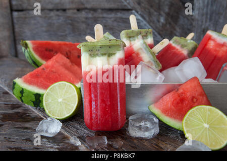 In casa ghiaccio fruttato popsicles crema con acqua fresca melone Foto Stock