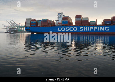 Foto ravvicinata della nave portacontainer COSCO New Panamax, PRIMAVERA CSCL in partenza dal porto di Los Angeles, California, USA. Al Sunrise. Foto Stock