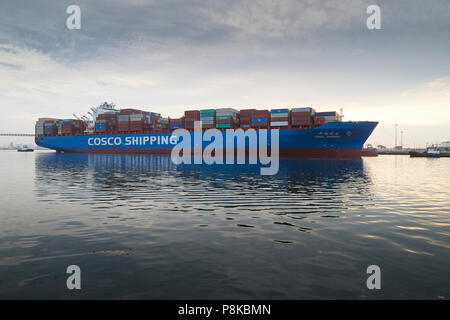 Il Gigante COSCO Container di spedizione Nave, CSCL autunno in partenza dal Porto di Los Angeles, California, USA. Foto Stock