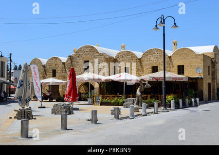 Recentemente restaurato Kumarcilar Han (Gambler's Inn), un ex caravanserai, nella parte nord di Nicosia (Lefkosa), Repubblica Turca di Cipro del Nord Foto Stock