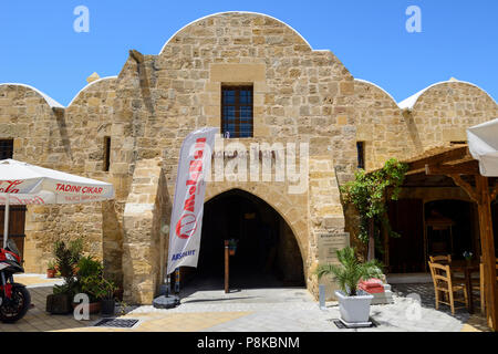 Recentemente restaurato Kumarcilar Han (Gambler's Inn), un ex caravanserai, nella parte nord di Nicosia (Lefkosa), Repubblica Turca di Cipro del Nord Foto Stock