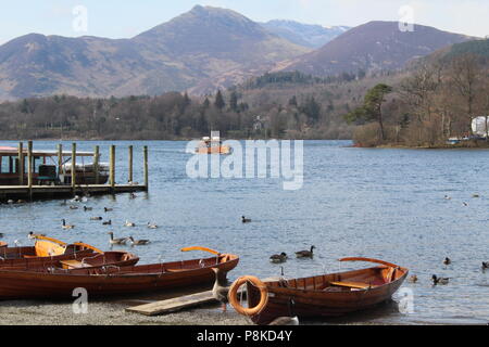 Lady Derwentwater motore lancio con Derwent isle in background. Cumbria Gran Bretagna, Regno Unito Foto Stock