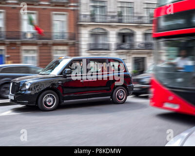 LEVC TX elettrico taxi a Londra la guida nel central London REGNO UNITO Foto Stock