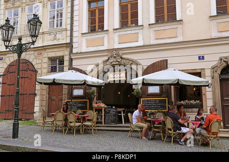 U Tří Jelínků cafe e bar, Nerudova, Malá Strana (Quartiere Piccolo), Praga Cechia (Repubblica Ceca), Europa Foto Stock