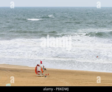 Virginia Beach, VA-Agosto 31, 2017: Lifeguard stand con nessun bagnino di mattina presto sulla spiaggia di Virginia Beach, VA. Foto Stock