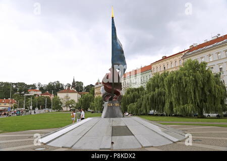 Monumento ai caduti durante il WW2 da Vladimír Preclík. Klárov, Malá Strana (Quartiere Piccolo), Praga Cechia (Repubblica Ceca), Europa Foto Stock