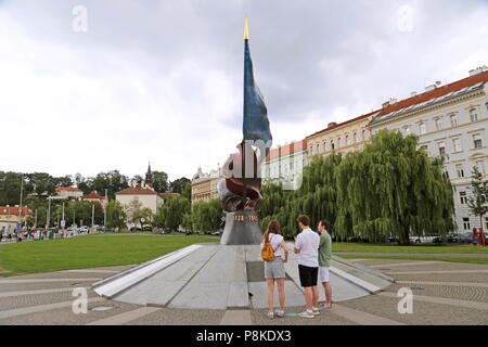 Monumento ai caduti durante il WW2 da Vladimír Preclík. Klárov, Malá Strana (Quartiere Piccolo), Praga Cechia (Repubblica Ceca), Europa Foto Stock