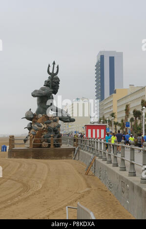 Virginia Beach, VA-Agosto 31, 2017: le persone gestiscono il passato la statua del Nettuno sul lungomare di Virginia Beach durante la Giornata del Lavoro gara di corsa . Foto Stock