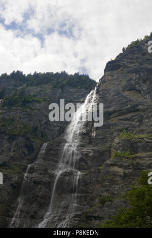 Mürrenbach cade (anche Mürrenbachfall o Mürrelbachfälle) vicino a Stechelberg in alta valle di Lauterbrunnen Foto Stock