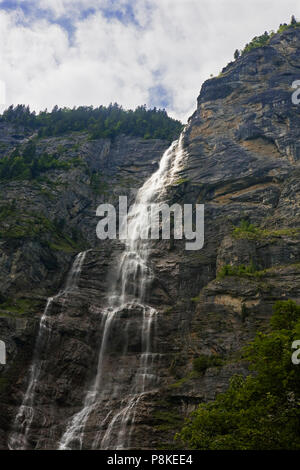 Mürrenbach cade (anche Mürrenbachfall o Mürrelbachfälle) vicino a Stechelberg in alta valle di Lauterbrunnen Foto Stock