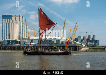 La chiatta Spritsail Ardwina, possedute da Rolfe Judd, con passeggeri a bordo, passando l'Intercontinental Hotel e l'Arena O2; penisola di Greenwich, Foto Stock