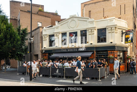 La trafficata outdoor area seduto fuori il famoso White Hart public house a Southwark, Londra, Foto Stock