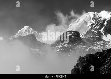 GANESH HIMAL nella nebbia sorge ai piedi di 24,299 - NEPAL HIMALAYA Foto Stock