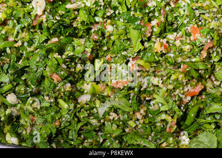 Un vassoio di insalata tabulé, Medio Orientale insalata vegetariana Foto Stock