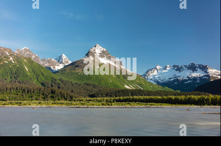 Luce della Sera su Chugach Mountains e Lowe fiume vicino a Valdez Southcental in Alaska. Foto Stock