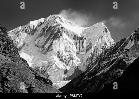 ANNAPURNA 4 aumenta al di sopra di valli himalayane - Santuario di Annapurna, NEPAL Foto Stock