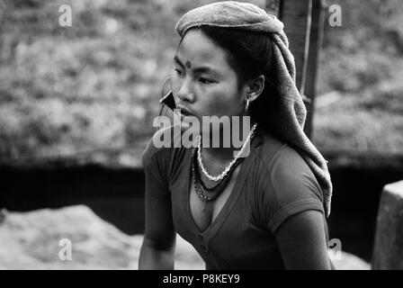 Giovane e bella donna GURUNG con anello di naso e golden orecchini - Regione di Annapurna, NEPAL CENTRALE Foto Stock