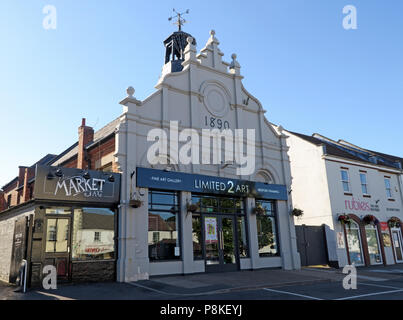 Ex Municipio, Bawtry, ornato di frontone a gradini, piombo placcati cupola sormontata da una banderuola, Doncaster District, South Yorkshire, Inghilterra, Regno Unito, DN10 Foto Stock