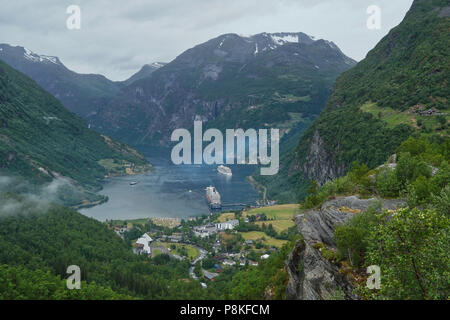 Geiranger, Norvegia 6/14/18 navi da crociera nel piccolo villaggio di Geiranger, Norvegia. Geiranger è il gateway alla Norvegia fiordi. Foto di Dennis Bra Foto Stock