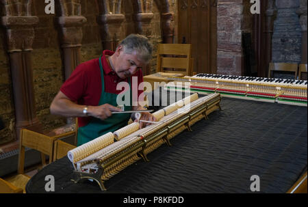 Un sintonizzatore di piano tunes un piano Steinway nella cattedrale di Magnus a Kirkwall Scozia foto di Dennis Brack Foto Stock