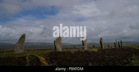 L'anello di Brodgar è un henge e il cerchio di pietra eretta tra il 2500 A.C. e 2000 BC. Foto di Dennis Brack Foto Stock