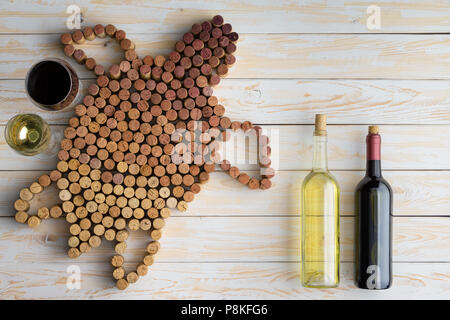 Tartaruga Marina realizzato dalla bottiglia per vino tappi su una trama di legno bianco sfondo con una bottiglia di vino rosso e bianco con piena wineglasses e copia Foto Stock