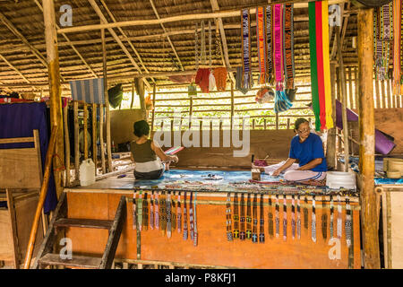 Onorevoli lavorando su arti e mestieri in tradizionale rungus longhouse kampung bavanggazo Malaysia Sabah isola del Borneo Foto Stock