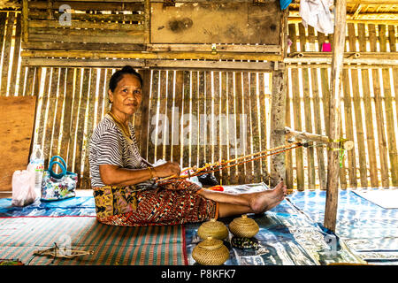 Onorevoli lavorando su arti e mestieri in tradizionale rungus longhouse kampung bavanggazo Malaysia Sabah isola del Borneo Foto Stock