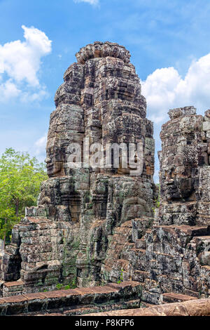 Tower con immagini di Buddha nel tempio di Angkor Tom in Cambogia. Foto Stock